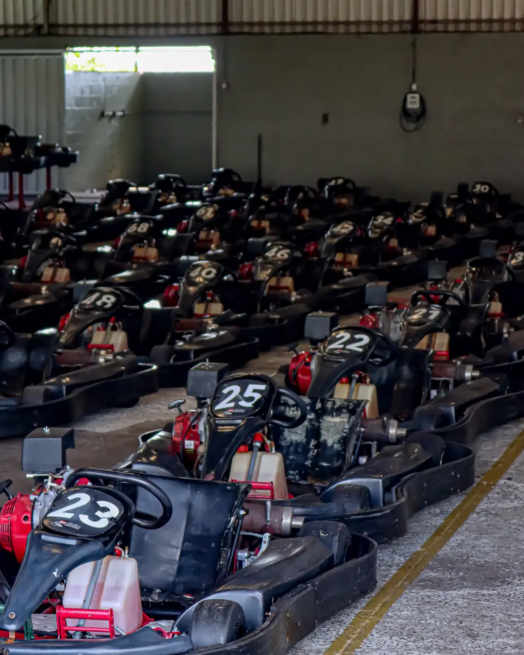 Os karts do San Marino enfileirados no salão, com os números 23, 25 e 22 à frente