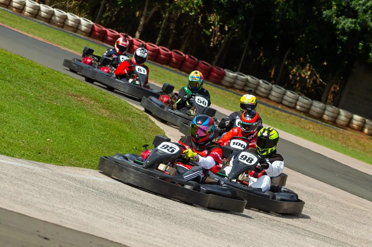 Pelotão de karts do San Marino disputando uma curva